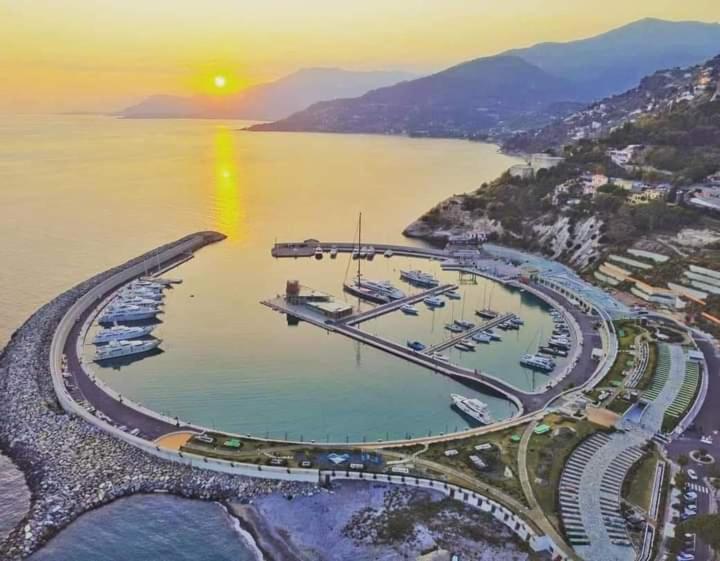 Casa Fronte Mare Apartment เวนติมิญา ภายนอก รูปภาพ