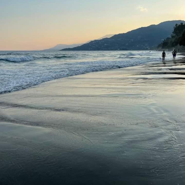 Casa Fronte Mare Apartment เวนติมิญา ภายนอก รูปภาพ
